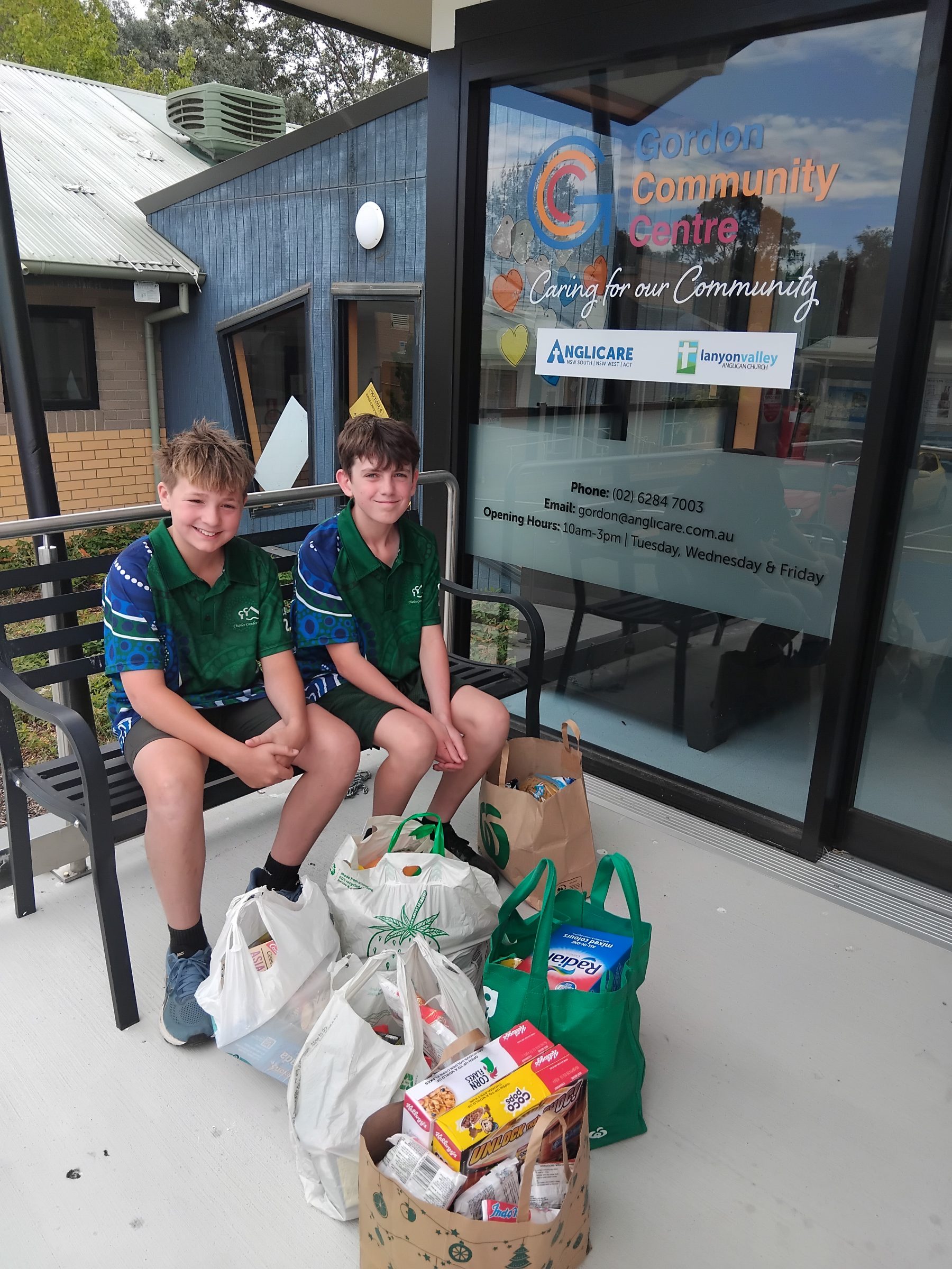 students from Charles Conder Primary outside Gordon Community Centre with food donations